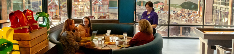 Guests enjoying dining at Splash's Bar & Grill