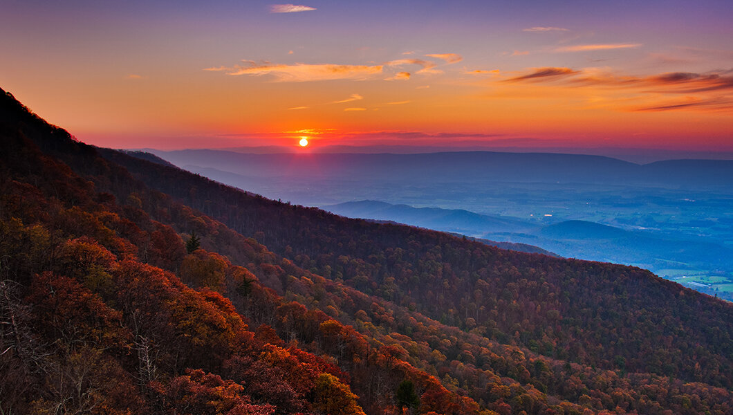 A scenic mountain view photo during the fall season