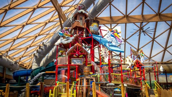 What activities and rides does the Massanutten Waterpark offer?